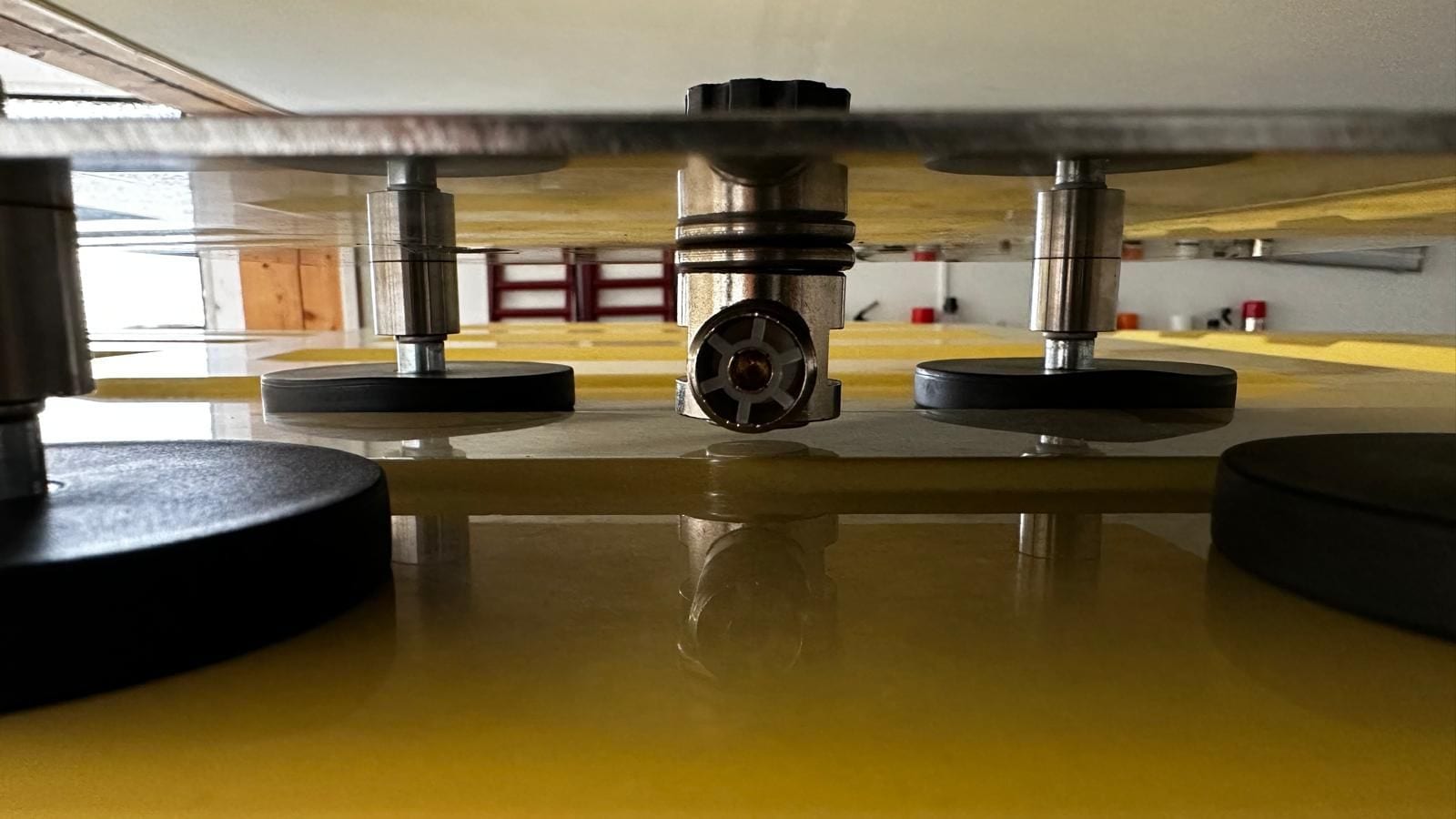 Mini-Magnator von der Seite: die Magnete halten Abstand zum Autodach