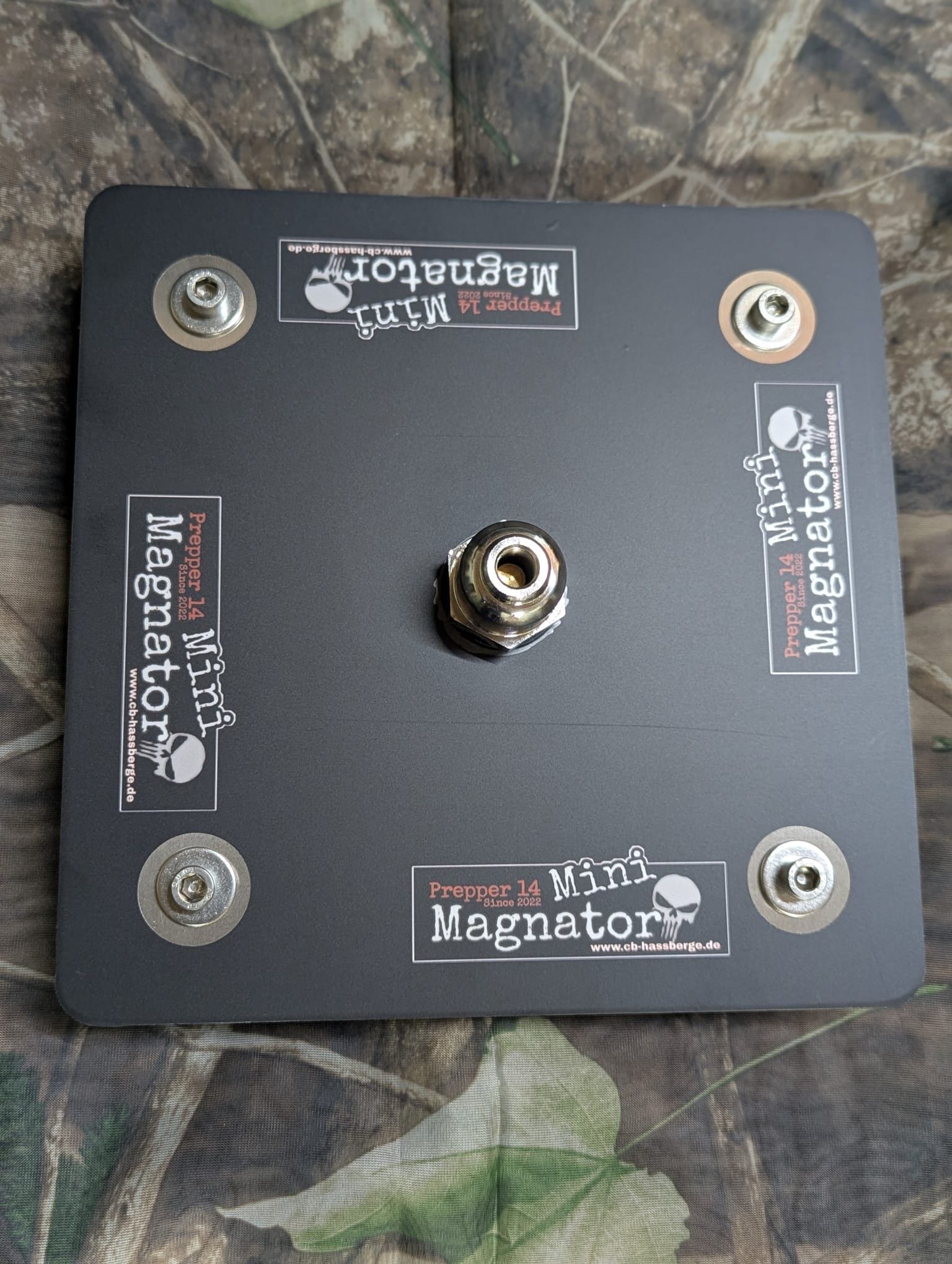 Prepper14 Mini-Magnator from above: black plate with the 3/8 mount in the centre