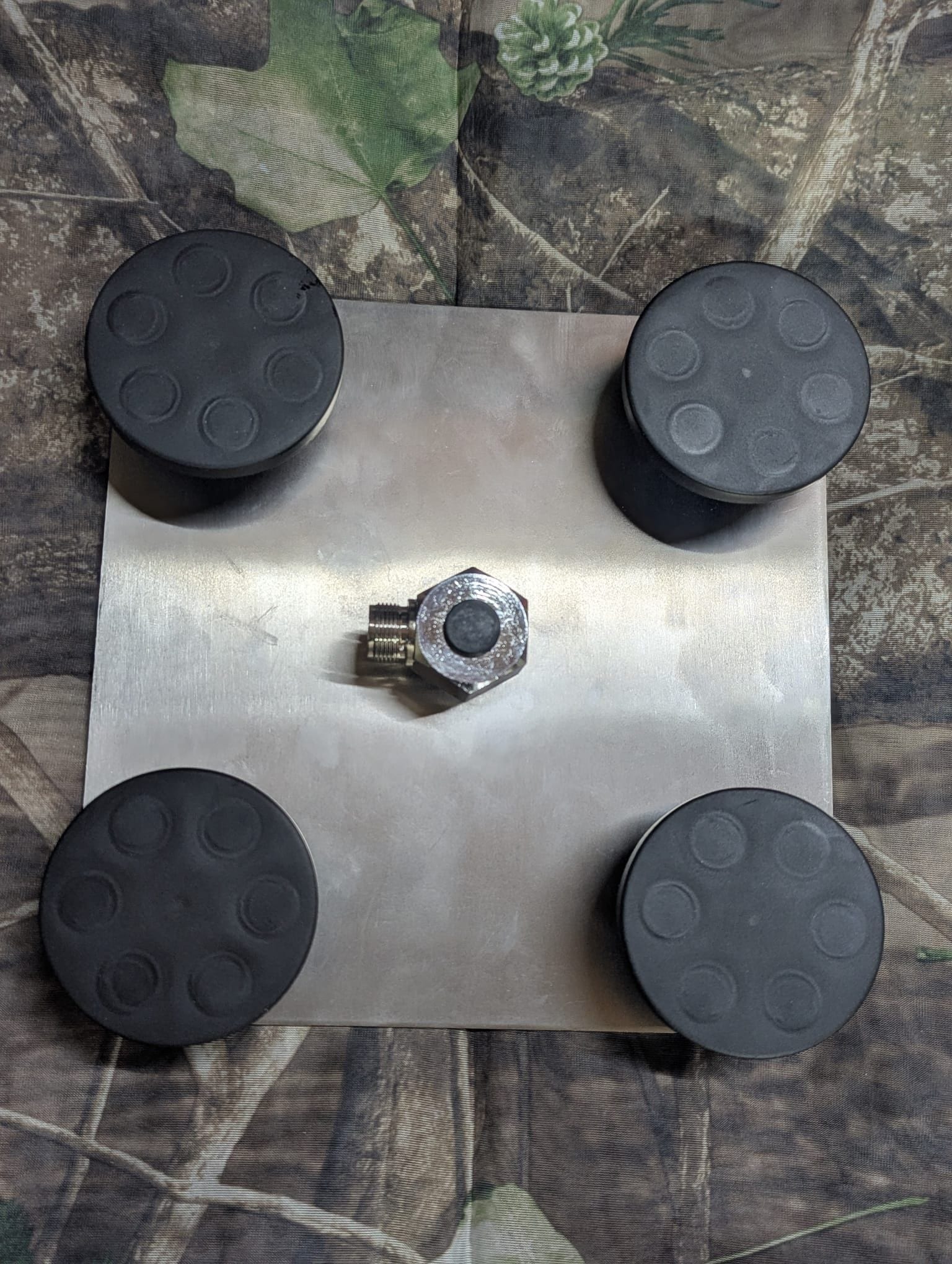 Prepper14 Mini-Magnator from below: four neodymium magnets and the 3/8 mount