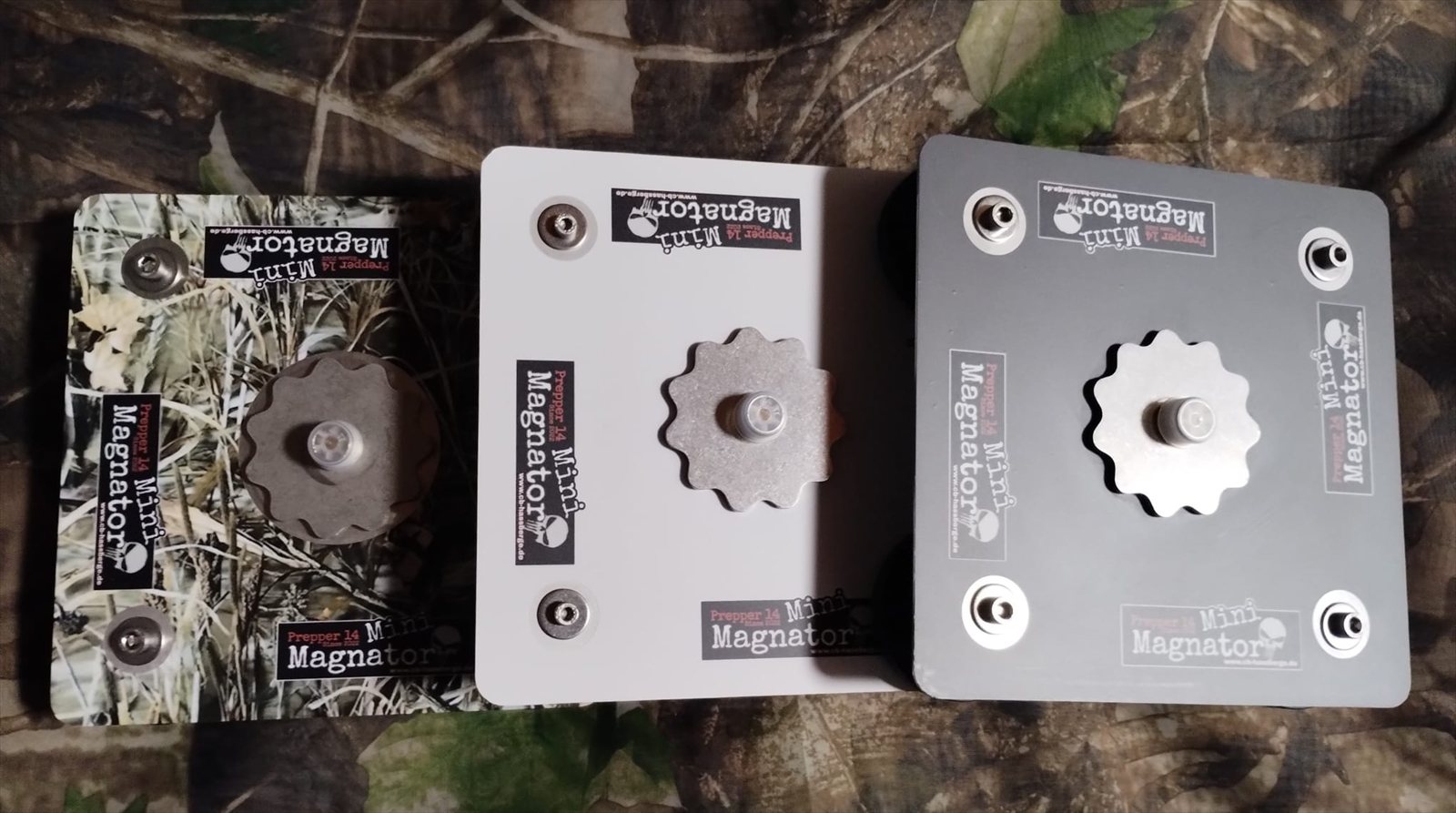 Drei Varianten des Mini-Magnators: Camouflage, Weiß und Grau