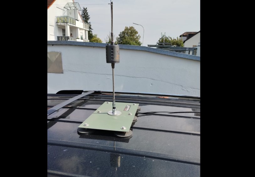 Prepper14 Magnator mit montierter Antenne auf einem Autodach
